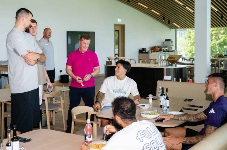 联动！祖巴茨等NBA球员造访卡灵顿，获赠曼联球衣